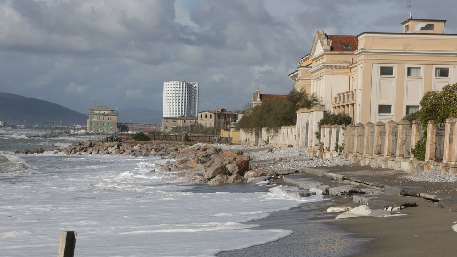 Ancora problemi per il lungomare di Massa a due settimane dai danni (Foto Nizza) Ancora problemi per il lungomare di Massa a due settimane dai danni (Foto Nizza)