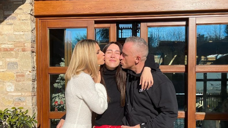 Aurora Ramazzotti tra mamma Michelle Hunziker e papà Eros (Foto Instagram)