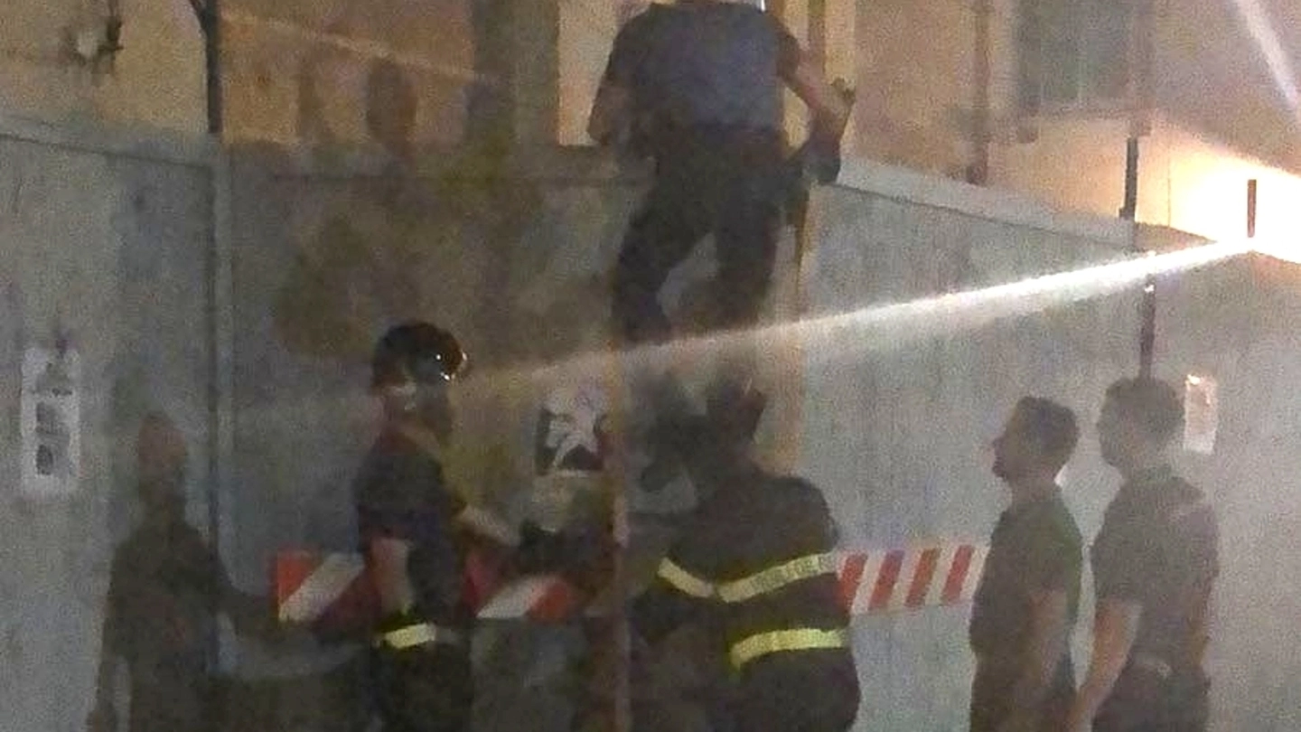 Nella foto di un testimone, due momenti dell’intervento di carabinieri e vigili del fuoco