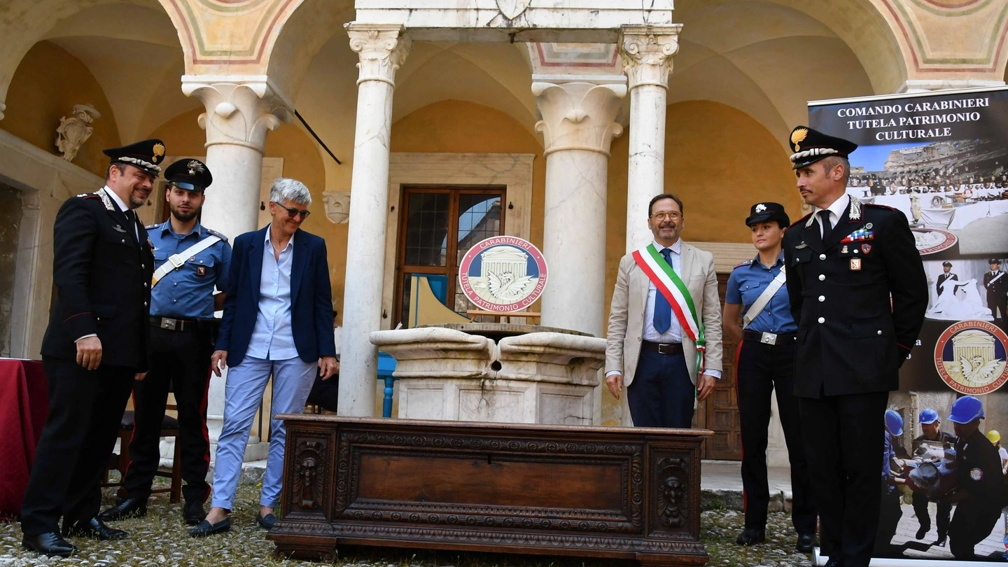 Il sindaco di Massa, i carabinieri e la cassapanca all'interno del castello dei Malaspina