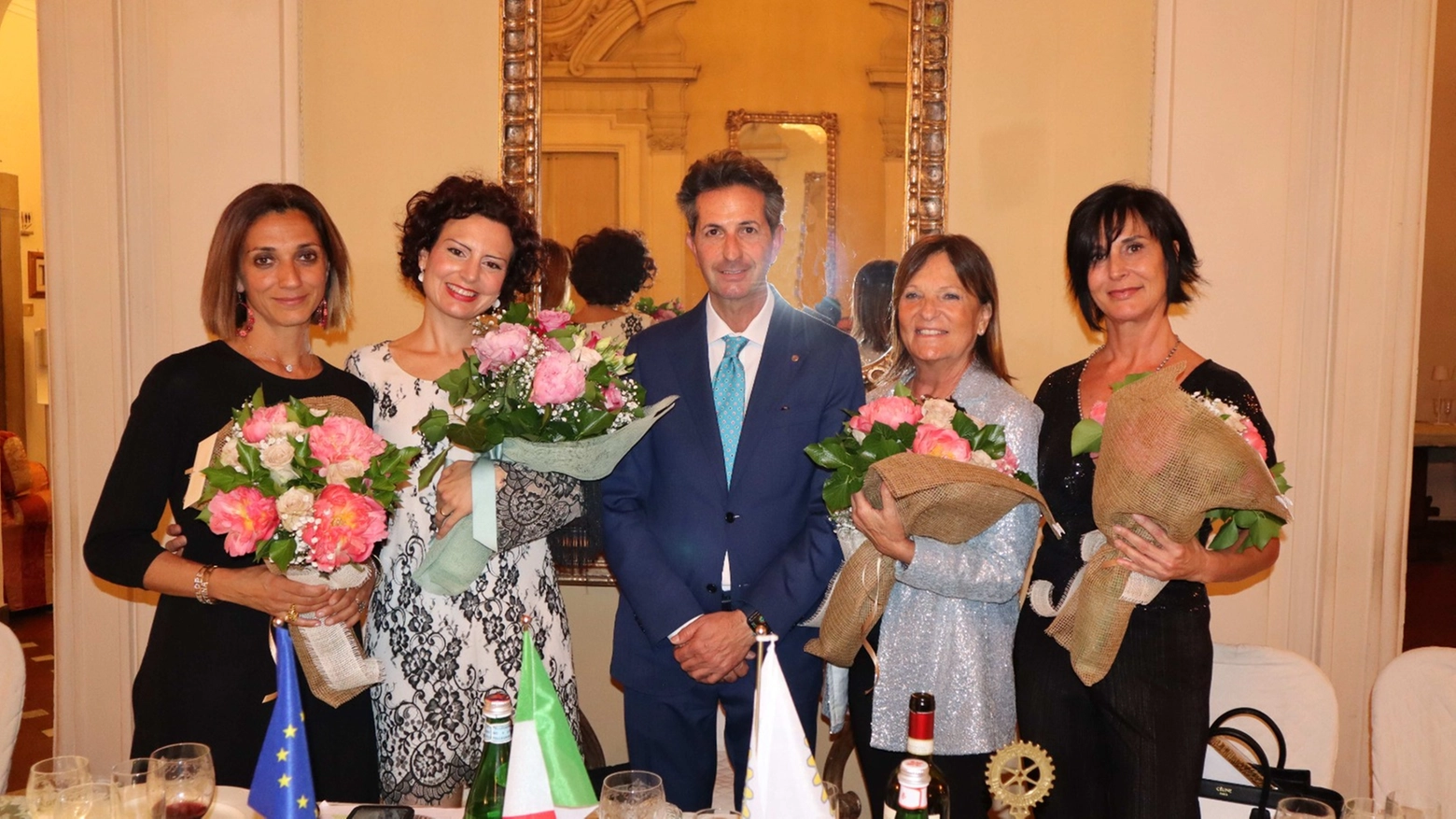 Il presidente Pino D'Aliesio con le sue ospiti Il presidente Pino D'Aliesio con le sue ospiti