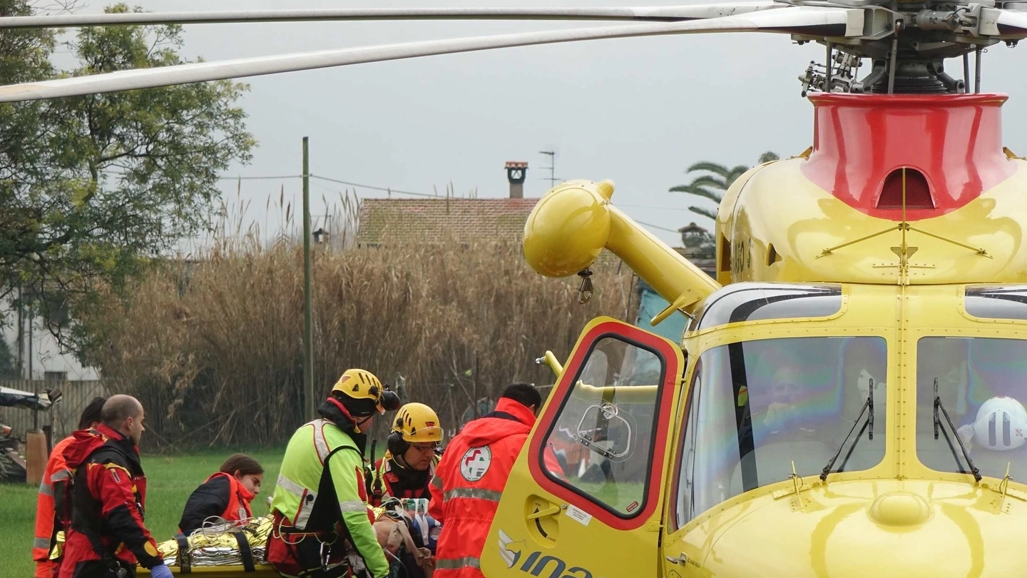 L’elicottero ha trasferito il ferito all’ospedale Cisanello di Pisa