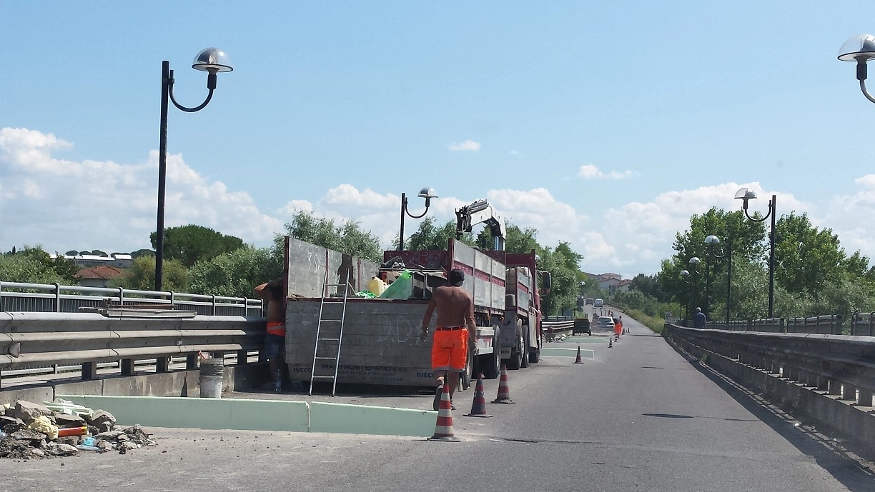 I lavori di sostituzione dei giunti al ponte dell'Arno a Castelfranco