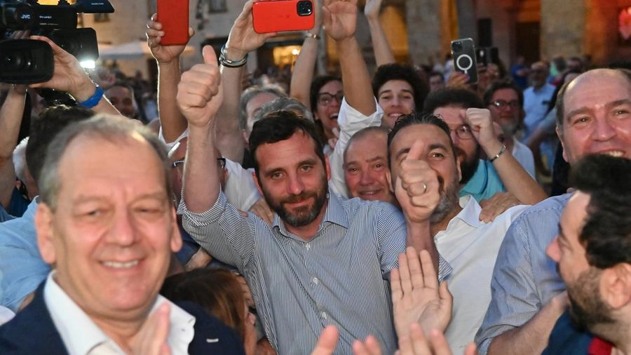 Alessandro Tomasi festeggia dopo la vittoria elettorale (foto Acerboni/Fotocastellani)