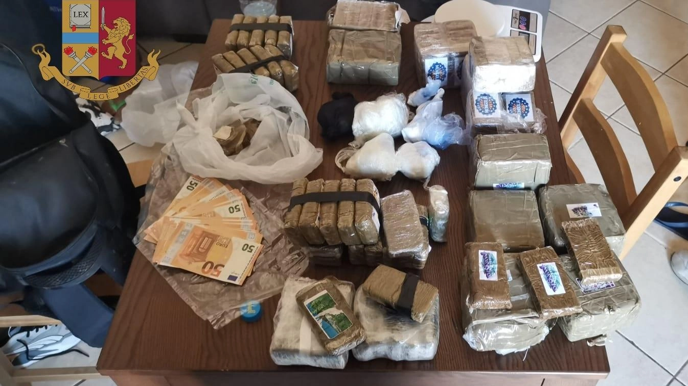 Preso pusher itinerante. Aveva 11 chili di hashish e migliaia di euro falsi Preso pusher itinerante. Aveva 11 chili di hashish e migliaia di euro falsi