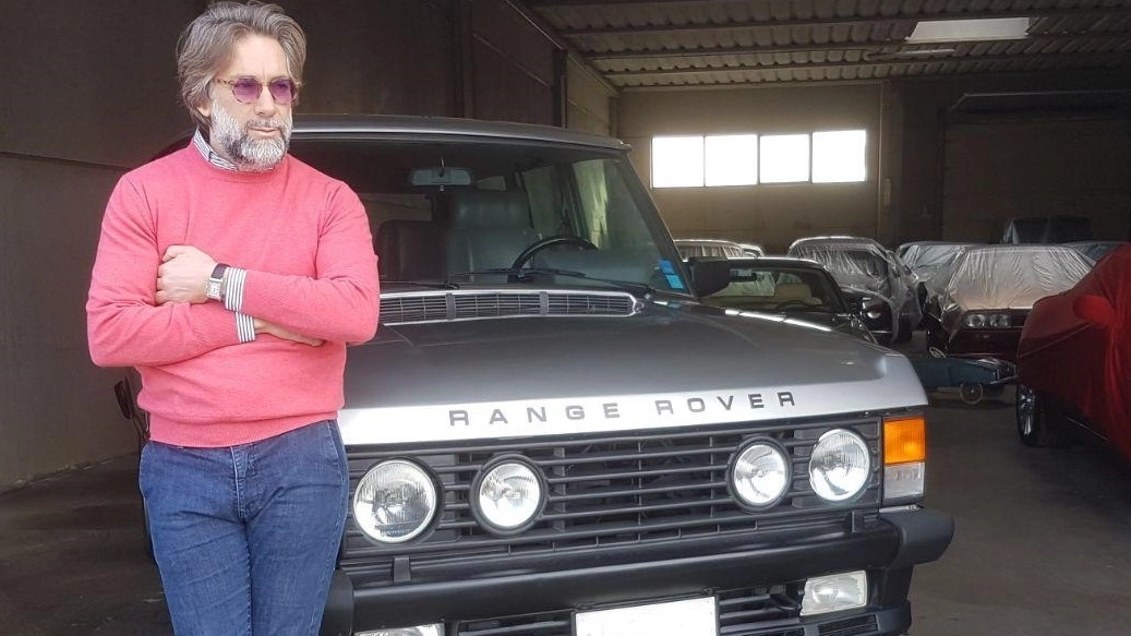 Roldano Botrini, titolare della ditta Autogold, con la Range Rover appartenuta a Berlusconi che custodisce ad Altopascio