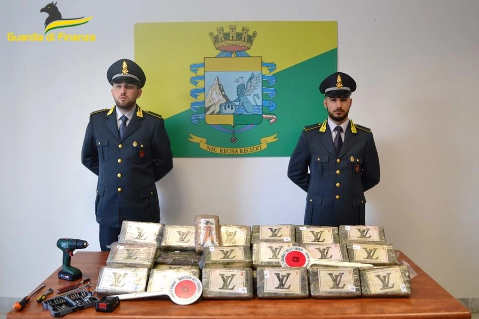La guardia di finanza con i panetti sequestrati
