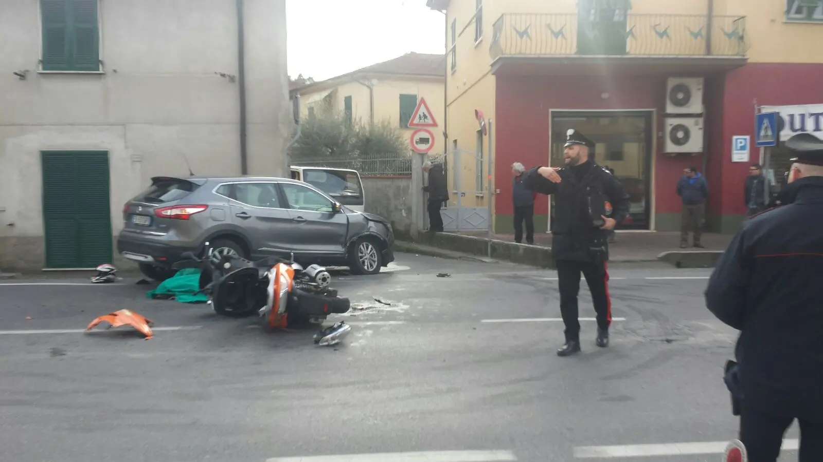 Ostaggi dell’Aurelia ad alto rischio. La ragazza investita è grave: "Non muove le gambe"
