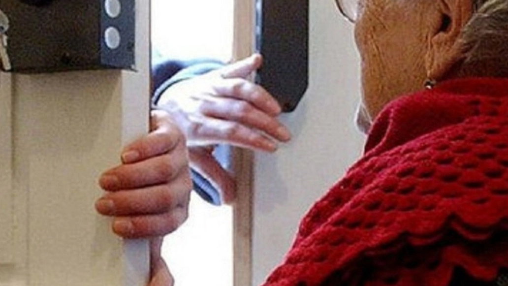 Anziana alla porta Anziana alla porta