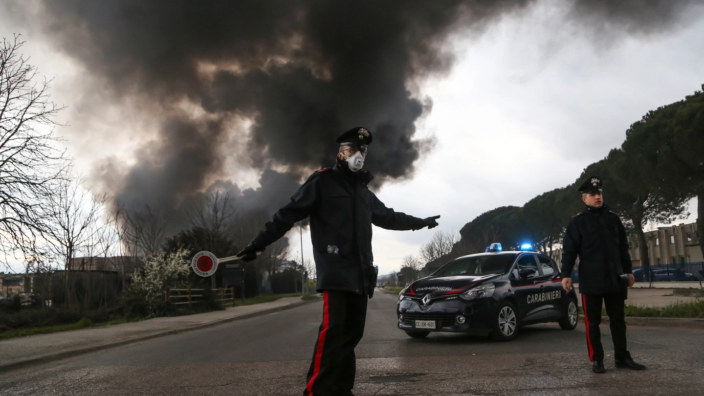 Carabinieri sul luogo dell'incendio (Foto Crocchioni)