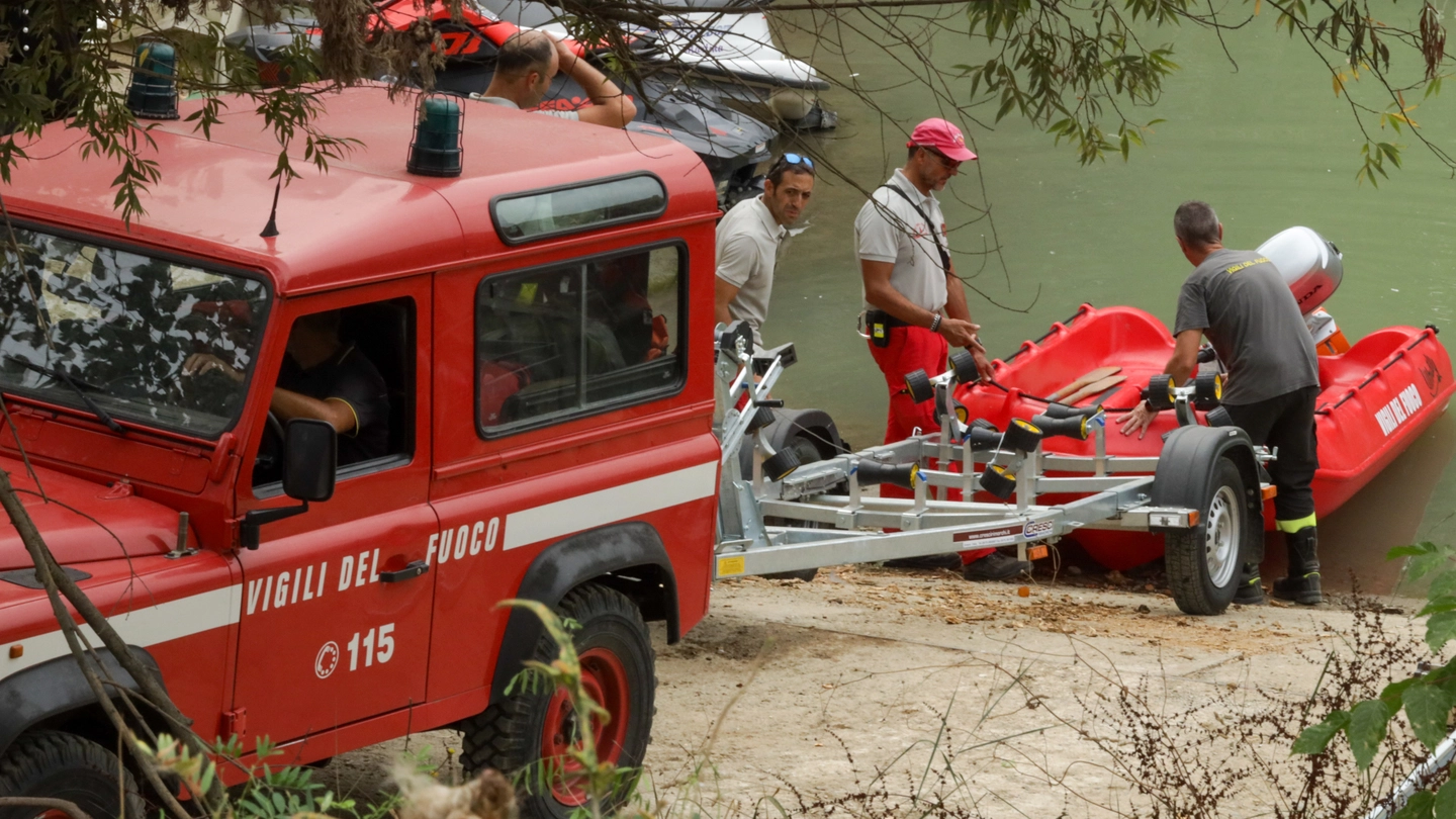 Le operazioni di recupero del corpo dell’operaio morto nel lago Le operazioni di recupero del corpo dell’operaio morto nel lago
