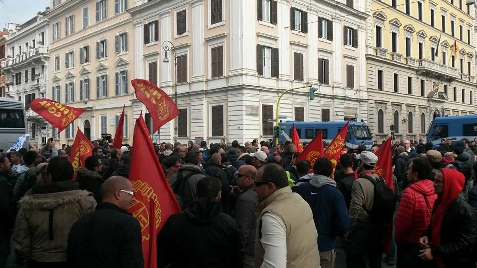 Operai delle acciaierie di Terni sotto all'ambasciata di Germania, a Roma