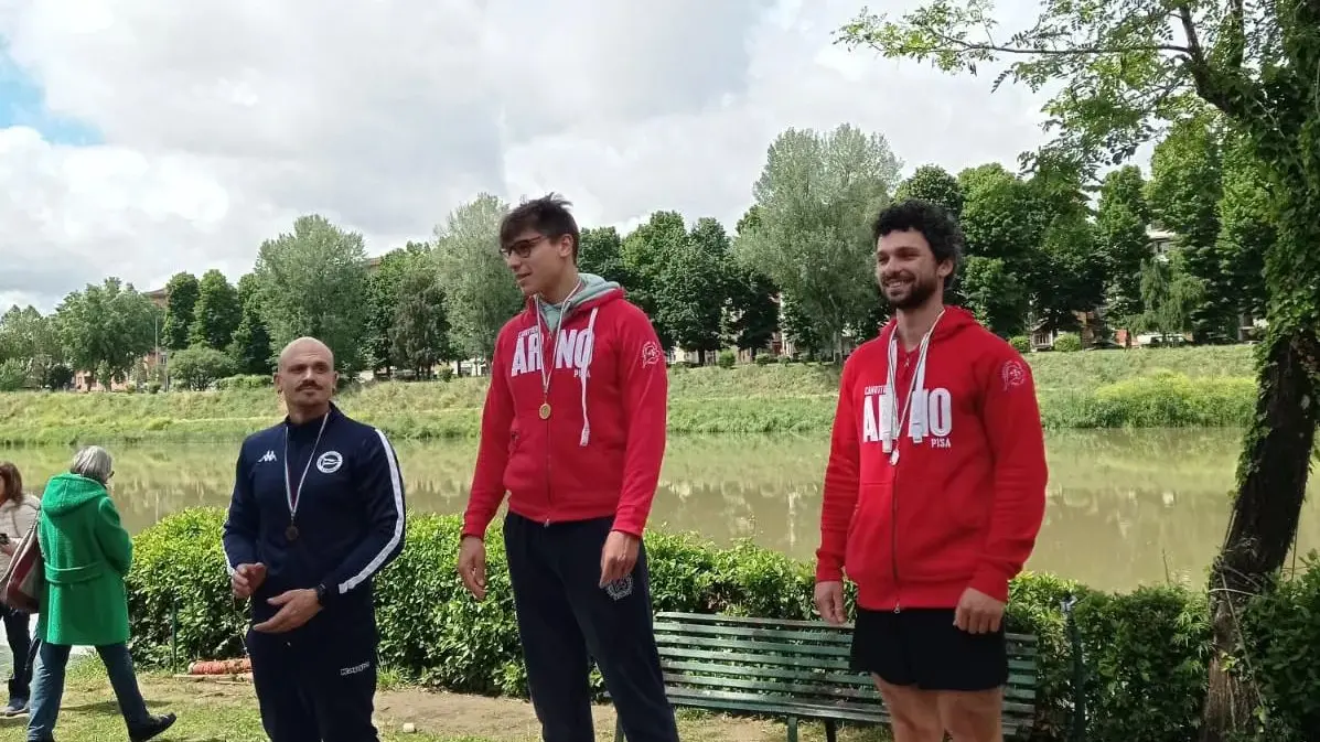 Gli atleti della Canottieri Arno sul podio Gli atleti della Canottieri Arno sul podio