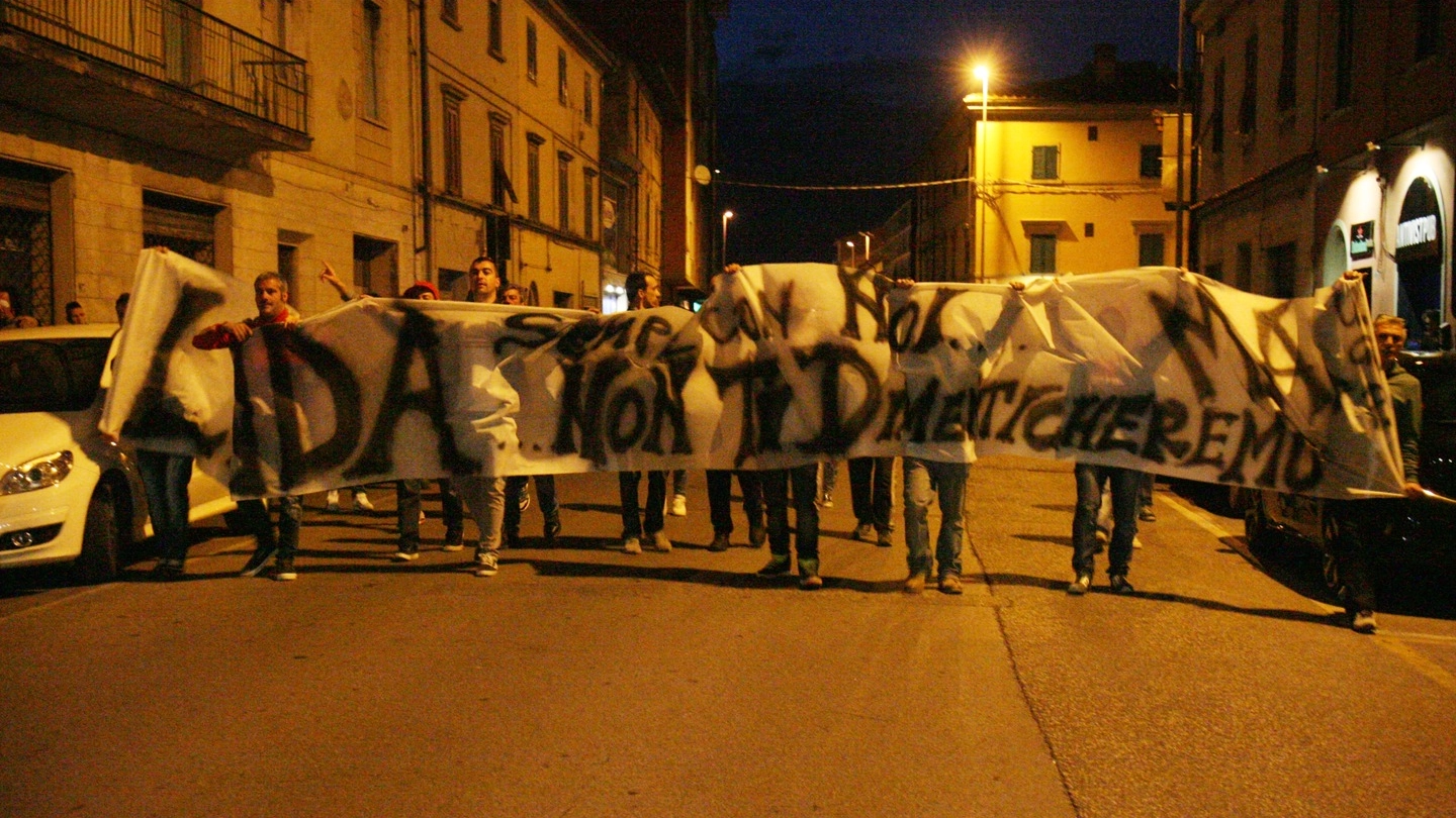L'omaggio dei tifosi del Pontedera a Linda Baglioni (Foto Sarah Esposito/Germogli)