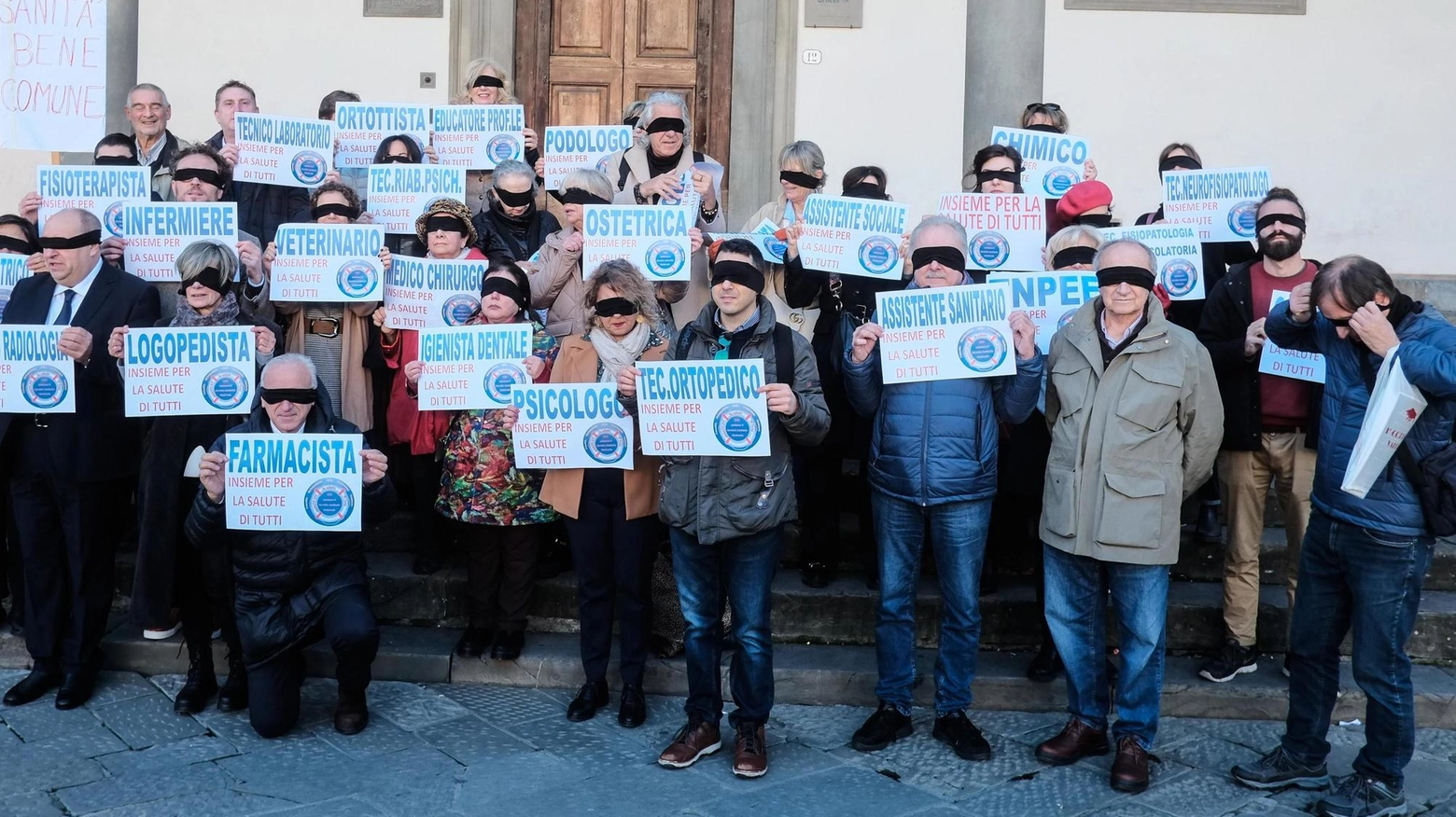Sanitari con gli occhi bendati perché il servizio pubblico: "non sia gestito con cecità" Sanitari con gli occhi bendati perché il servizio pubblico: "non sia gestito con cecità"