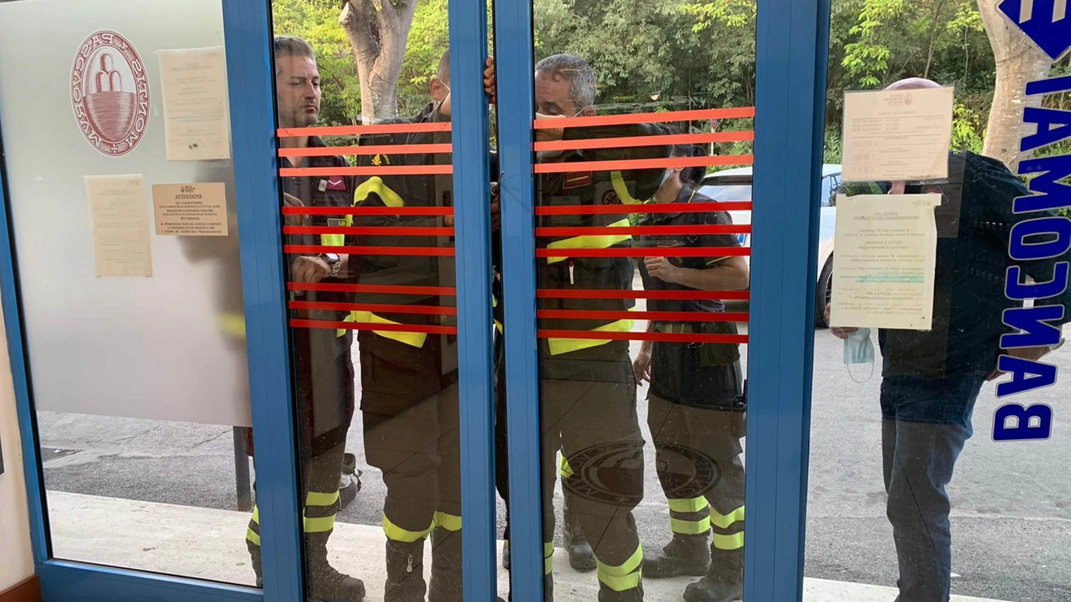 I pompieri mentre liberano il cliente (Foto Lazzeroni)