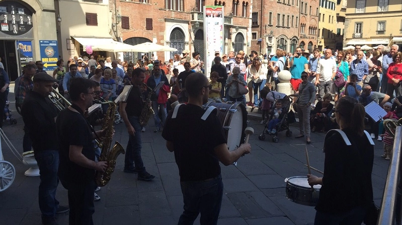 Street band in piazza