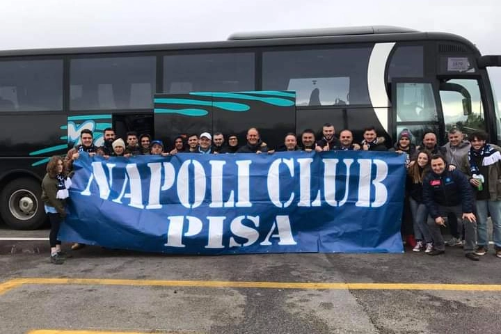 I tifosi azzurri di Pisa con lo striscione del club