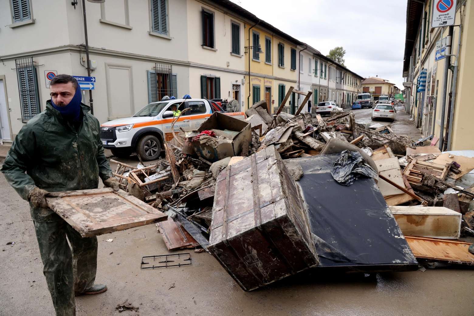 Campi Bisenzio, la rimozione di detriti e rifiuti dopo l'alluvione (Fotocronache Germogli)