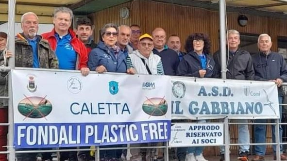 A difesa dell’ambiente  I volontari puliscono  la spiaggia della Caletta