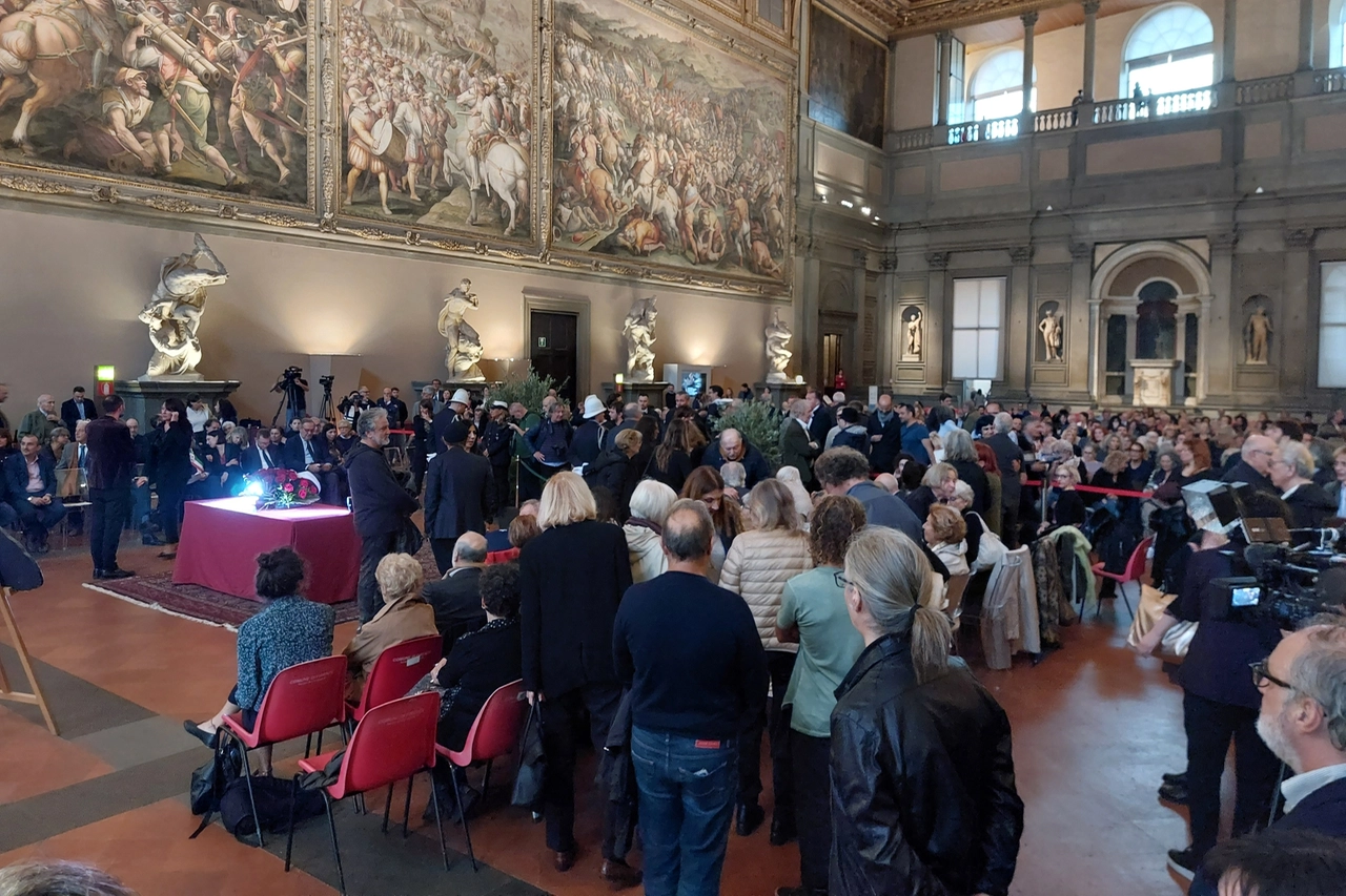 Un momento della cerimonia civile per l'addio a Staino