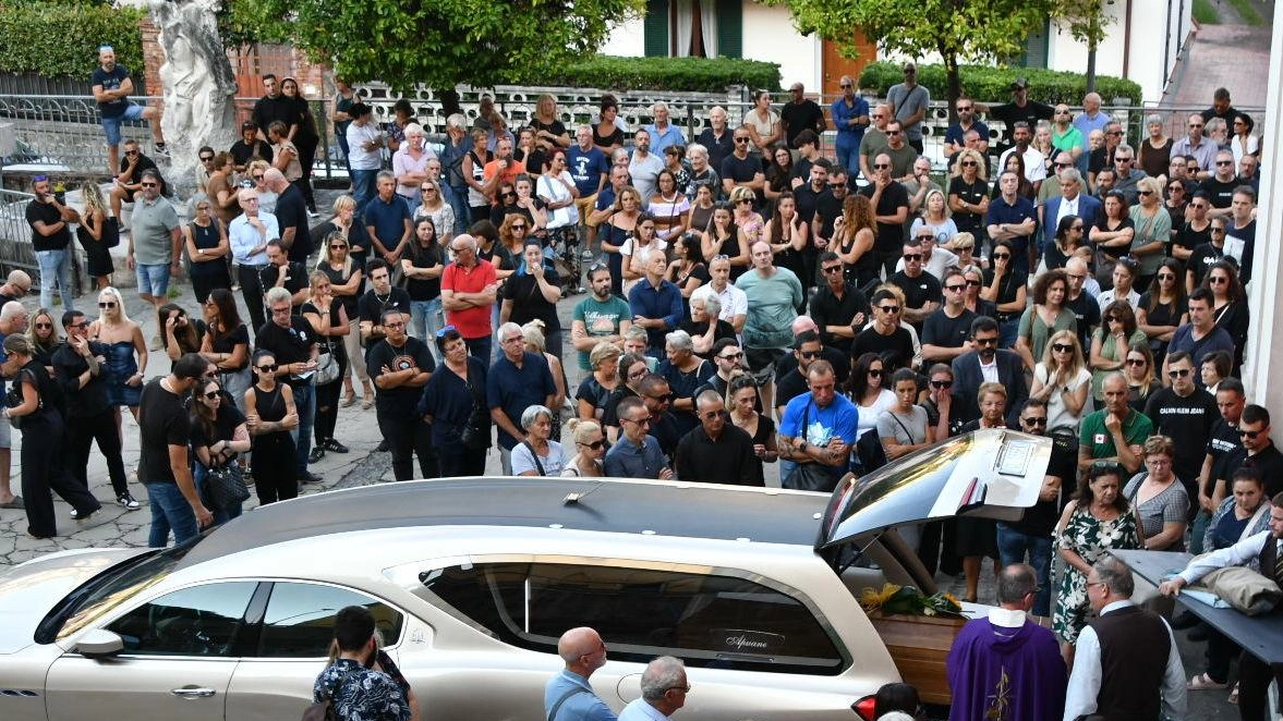 "Davide Dati, 41enne di Massa: resterà per sempre nei nostri cuori"
"Davide Dati, 41enne di Massa: resterà per sempre nei nostri cuori"