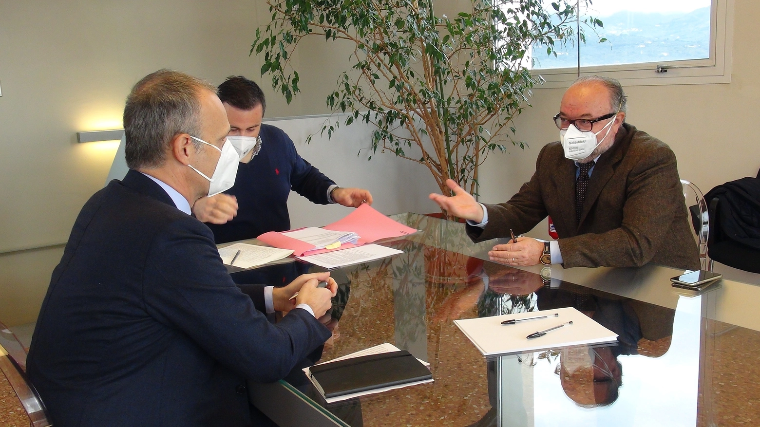 Lorenzo Zogheri e Paolo Morello Marchese firmano l'atto di donazione
