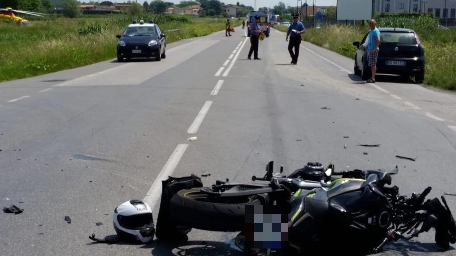 La moto distrutta nell’impatto sulla via Romana (foto Alcide)