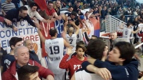 I giocatori del Cecina mentre salutano i tifosi al termine del match con Montecatini