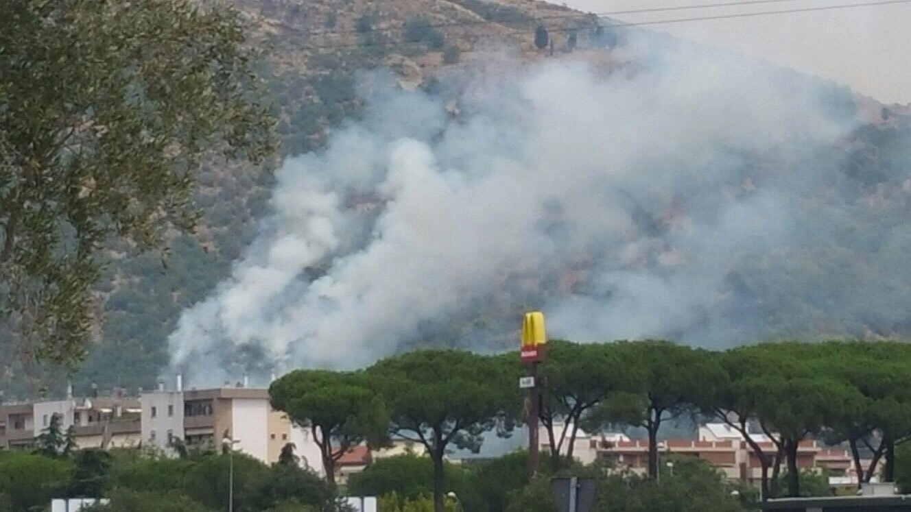L'incendio visto da Prato Est (foto di Piero Giacomelli)
