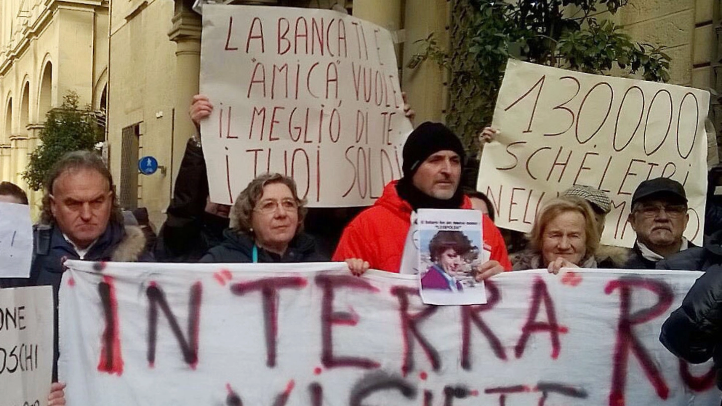 La protesta davanti a Banca Etruria ad Arezzo