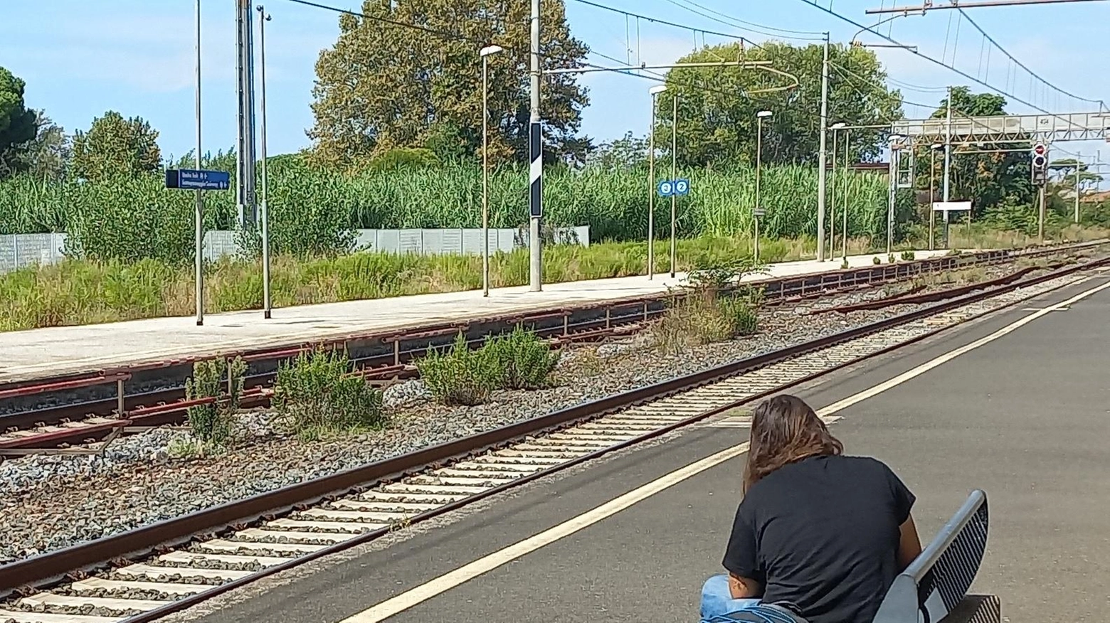 

Fotografa a Pietrasanta: treno in arrivo, uomo si scansa all'ultimo