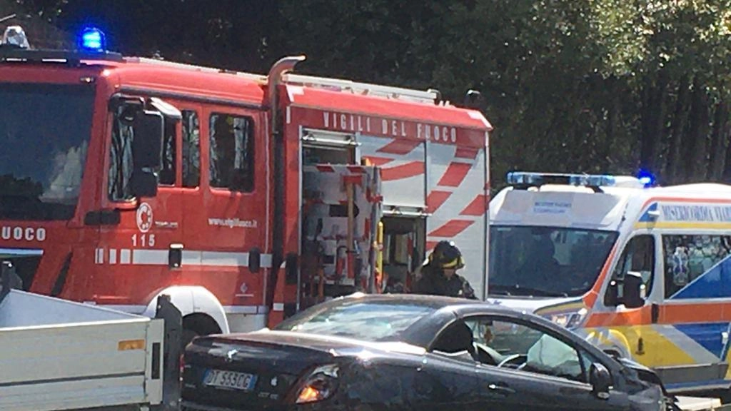 Scontro, grave 82enne nell’Apecar ribaltata Scontro, grave 82enne nell’Apecar ribaltata