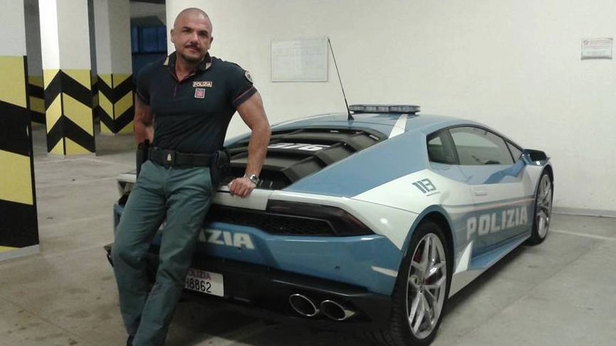 Stefano Giglio, arrestato ieri mattina dai carabinieri, davanti a un’auto della polizia