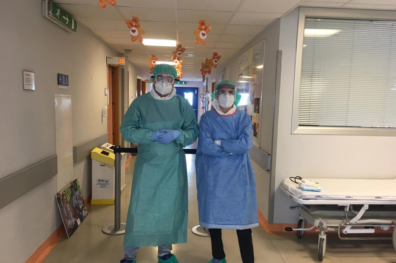 L'abbigliamento "da marziani" del personale sanitario che presiede al parto al Versilia