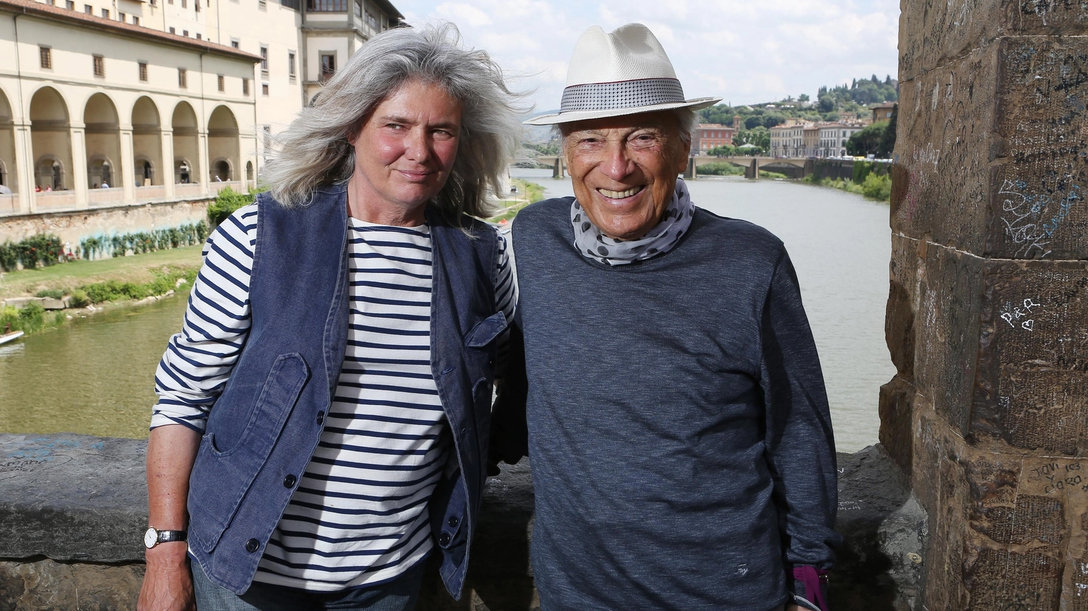 Giorgio Albertazzi e Pia Tolomei sul Ponte Vecchio (foto Marco Mori/New Press Photo)