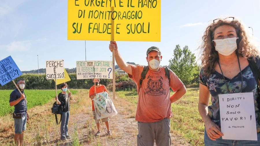 Una manifestazione contro le discariche abusive in Toscana (Foto Germogli)