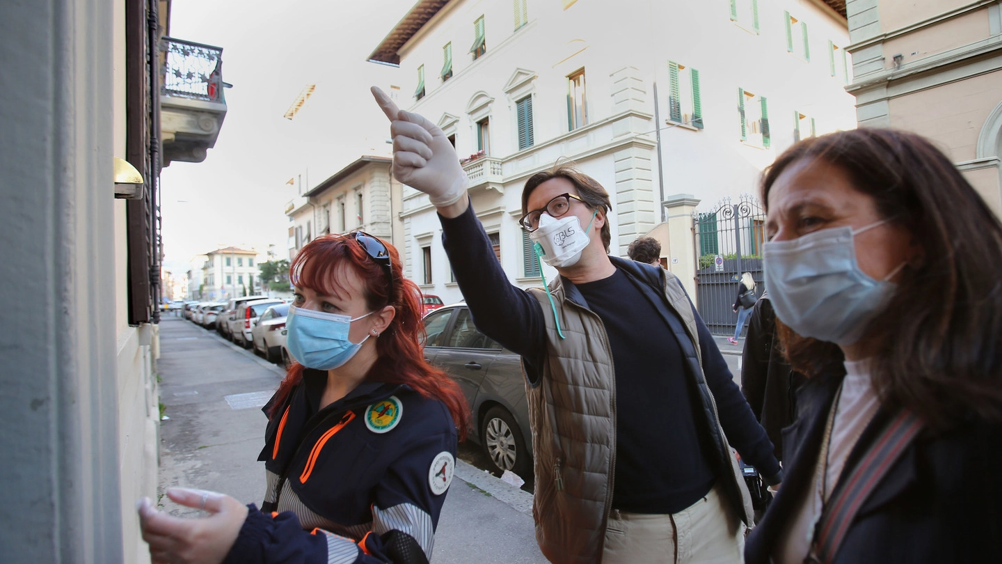 Dario Nardella e Cristina Giachi iniziano la distribuzione delle mascherine ai residenti