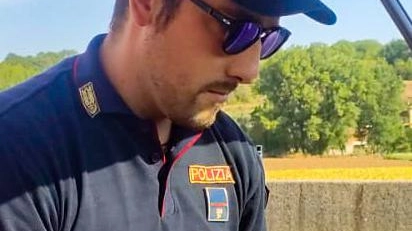 Strattona una donna e minaccia gli agenti Strattona una donna e minaccia gli agenti