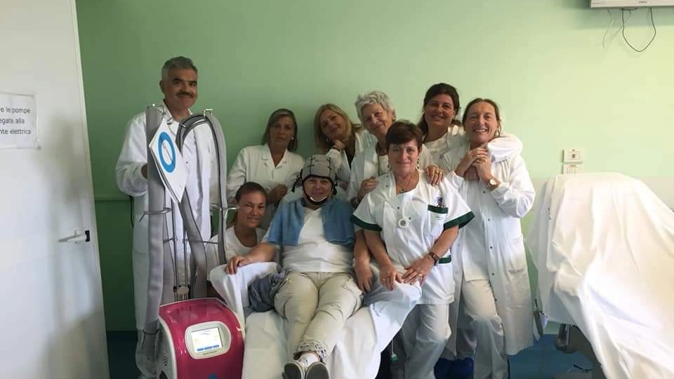 Sabrina Tonelli in ospedale con l'innovativa 'cuffia'