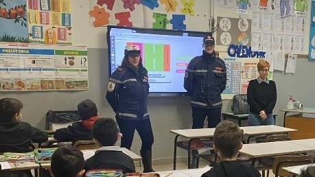 L’educazione stradale si fa anche in classe: vigili urbani in prima linea L’educazione stradale si fa anche in classe: vigili urbani in prima linea