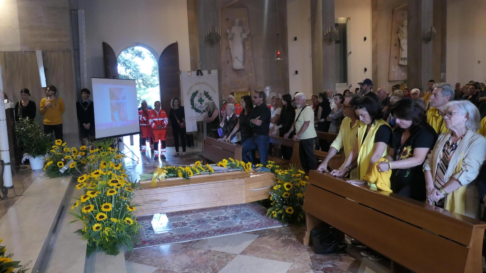 Impossibile trattenere le lacrime . Bouquet di girasoli e palloncini gialli: "Vola in alto, rondine sognatrice"