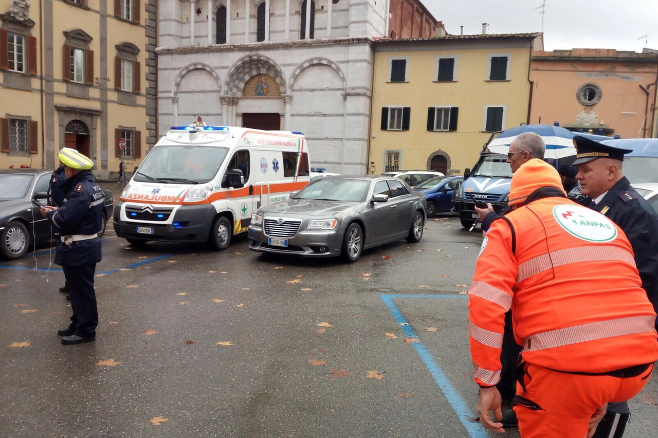 Fuori dalla S.Anna l'attesa per Mattarella. Nella foto la Croce Verde di Lamporecchio