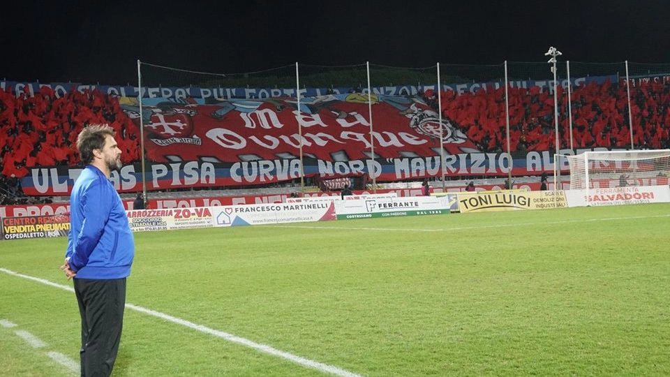 L'allenatore Luca D'Angelo e sullo sfondo la coreografia per Maurizio Alberti