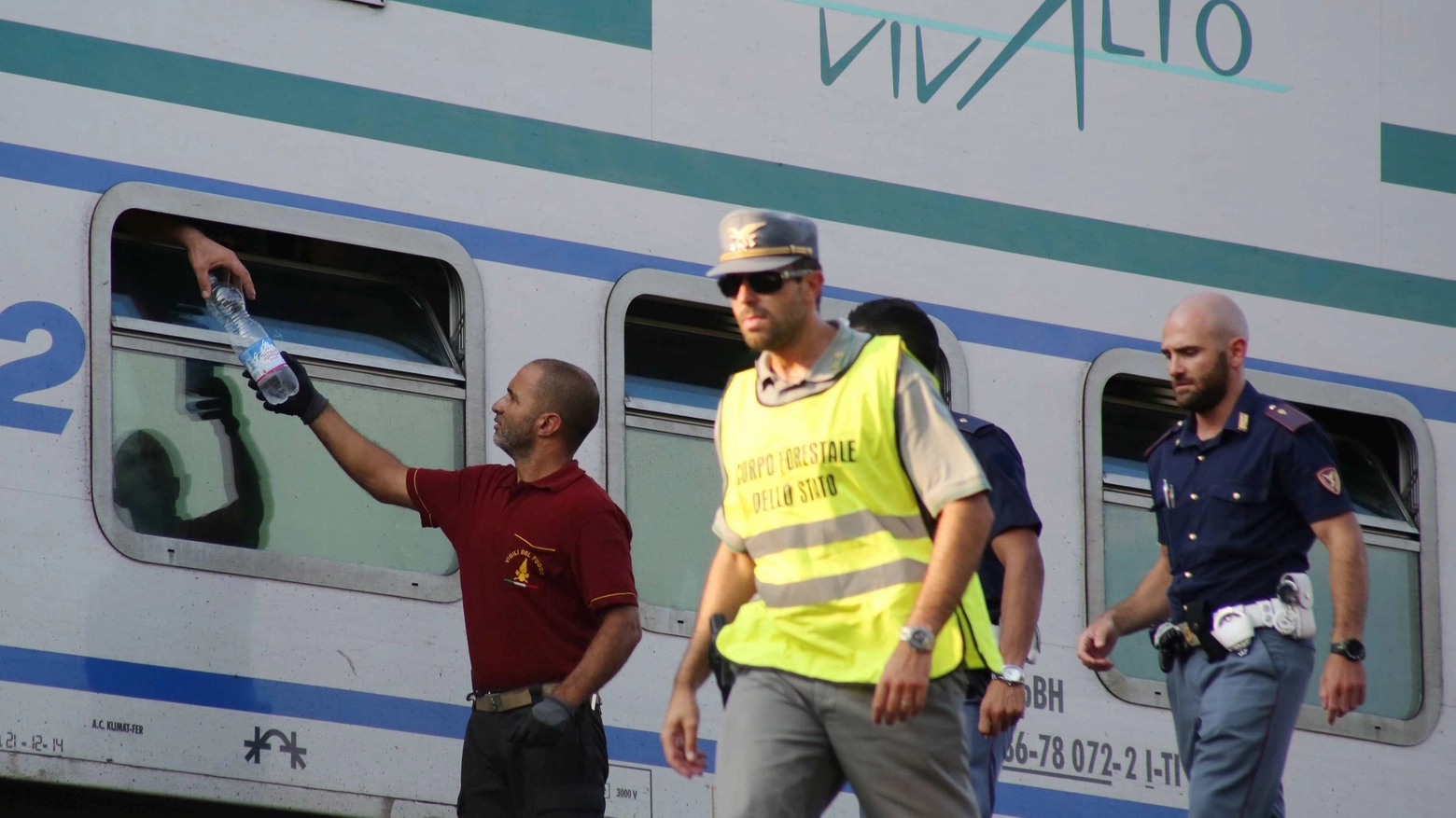 I soccorsi ai passeggeri del treno bloccato