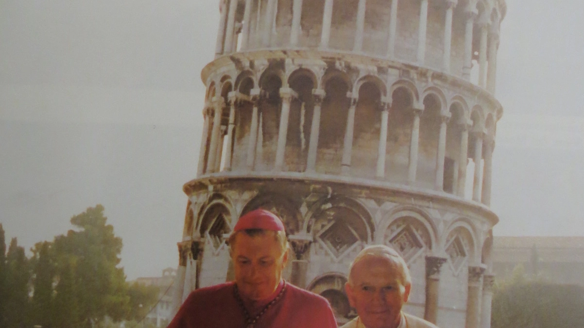 L’arcivescovo  Plotti nel 1989 accompagna Papa Giovanni  Paolo II 