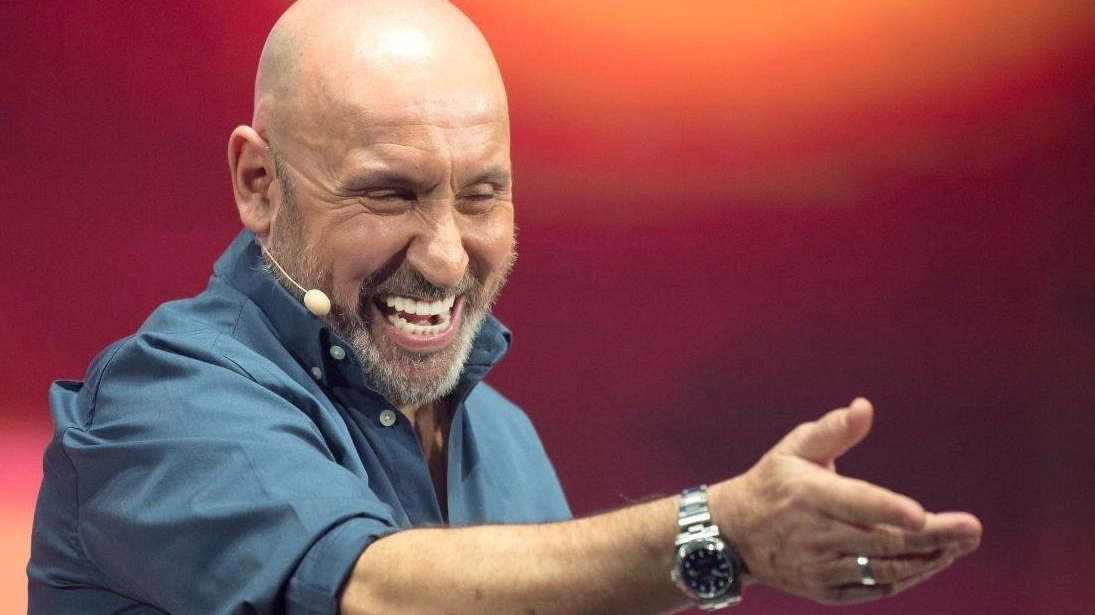 Ciclone Maurizio Battista "Ai miei tempi non era così" Le risate come una volta Ciclone Maurizio Battista "Ai miei tempi non era così" Le risate come una volta