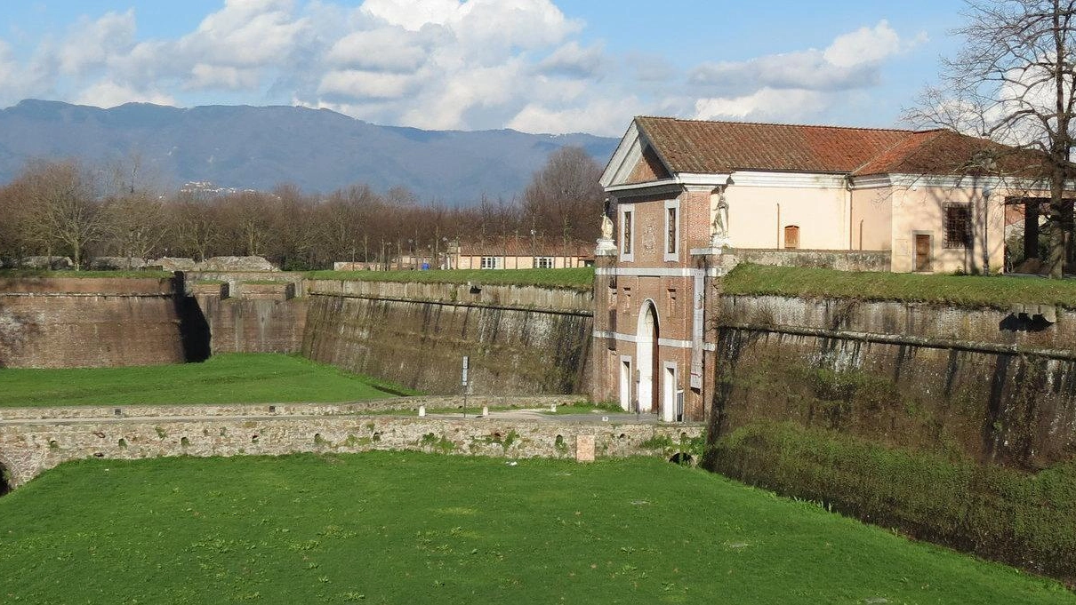 I dipendenti puliscono l’area di Porta S.Donato I dipendenti puliscono l’area di Porta S.Donato