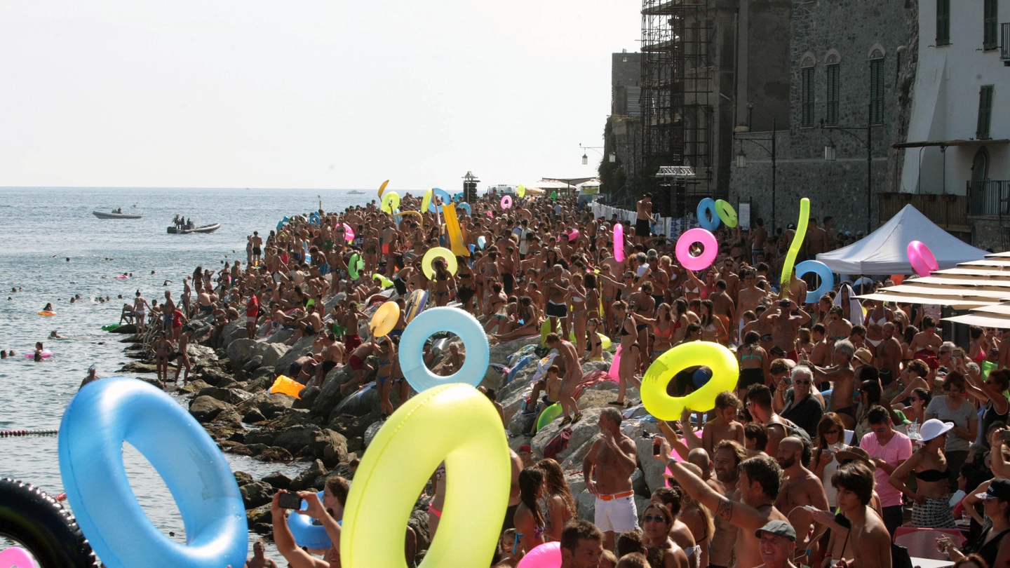 I bagnanti a Porto Venere per la piscina naturale (foto Frascatore)