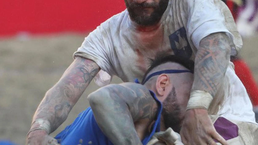 Calcio Storico, alle 19 la super sfida: il torneo comincia con Azzurri-Bianchi
